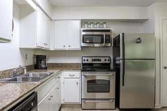 Building Photo - 2 Bedroom 1 Bath Apartment Close to Campus!