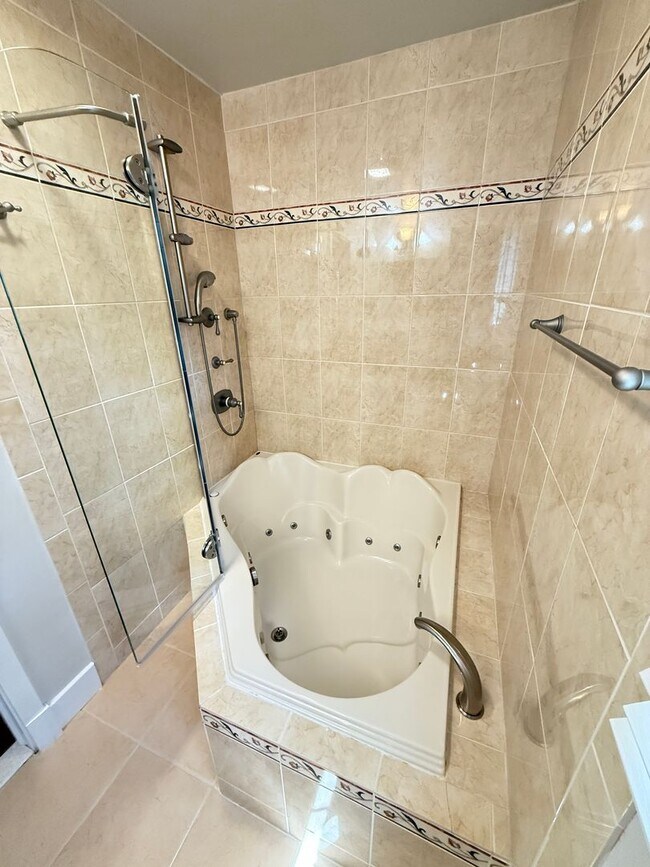 Building Photo - Renovated 4 Bed, 2.5 Bath in Wyngate WITH ...