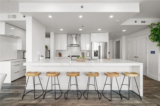 Building Photo - 3338 Peachtree Rd NE