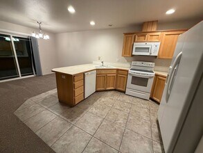 Building Photo - New carpet + Paint! 2 bed|2.5 bath + bonus room townhome