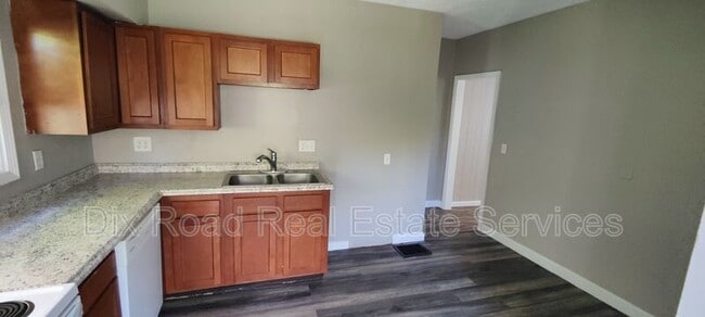 Building Photo - 702 W Fairview Ave