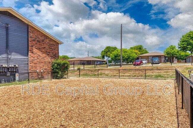 Building Photo - 8045 W Elizabeth Ln