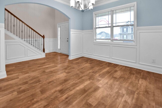 Building Photo - Pet Friendly Five Bedroom!