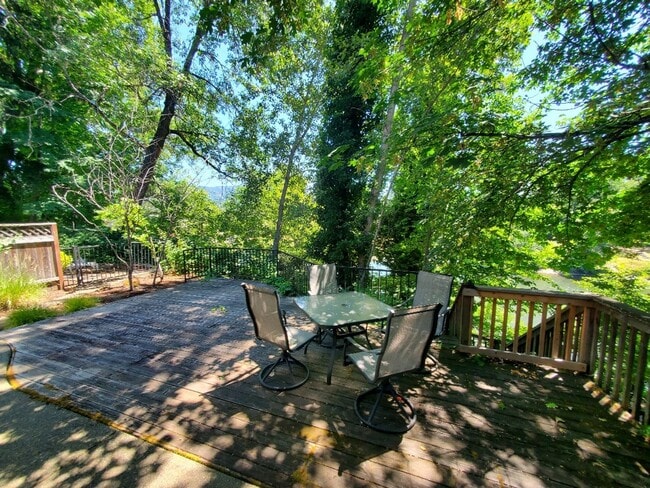 Building Photo - 3 bed  bath fully furnished home on the Ro...