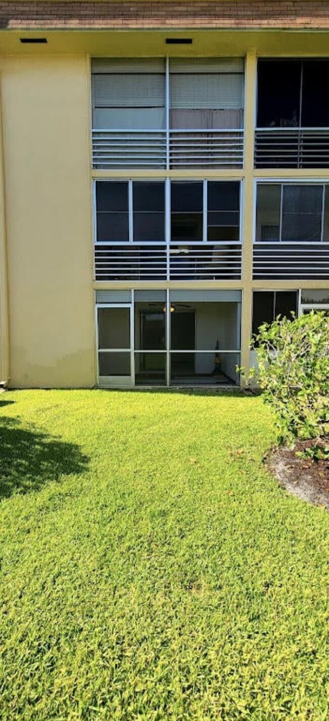 Building Photo - 600 Village Green Ct