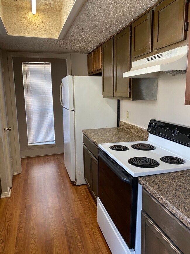 Building Photo - Spacious 2 Bed, 2.5 Bath Townhome – Prime ...
