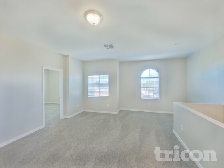 Building Photo - 1349 N Parkcrest