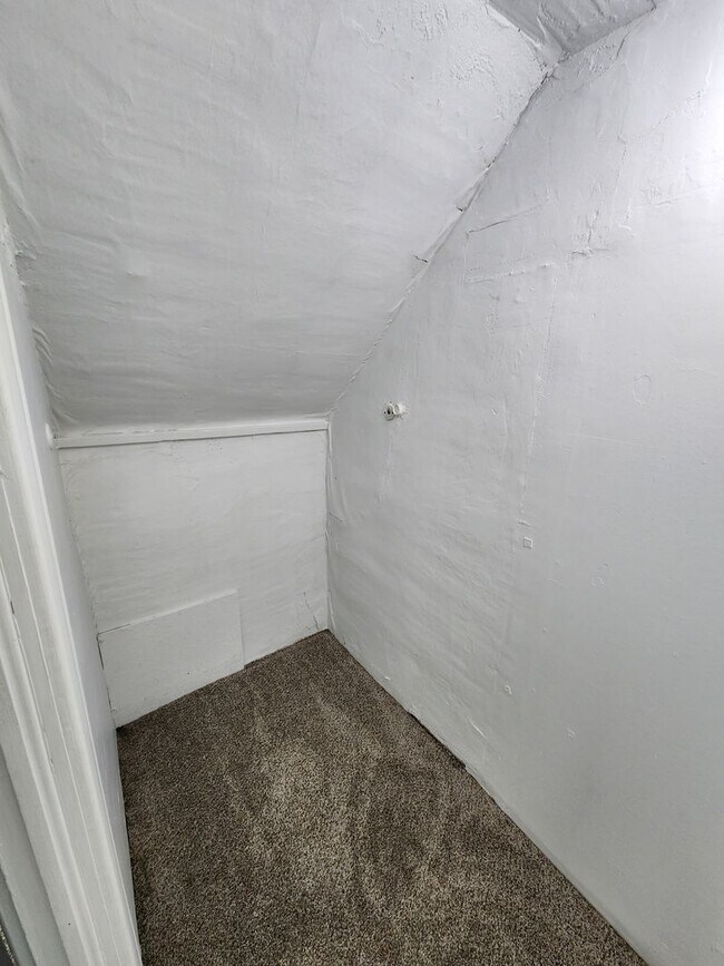 Building Photo - Spacious 2-Bedroom, 1-Bathroom Home AVAILA...