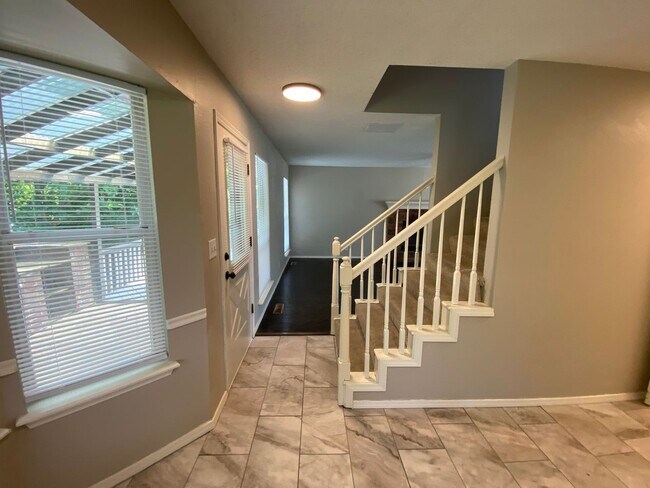 Building Photo - Updated 3 Bedroom, 2-1/2 Bathroom House on a Cul-de-sac
