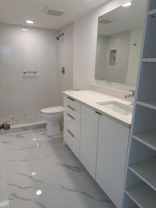 Building Photo - 9301 Lime Bay Blvd