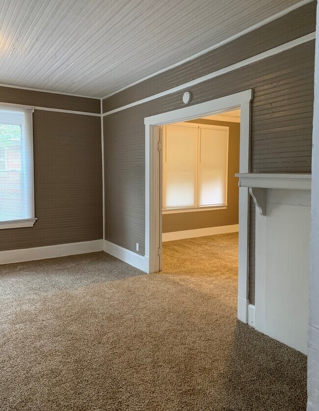 Building Photo - Spacious 4 Bedroom, 2 Bath Two-Story Home