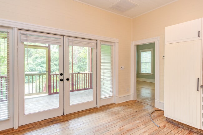 Building Photo - 510 Oakwood Ave