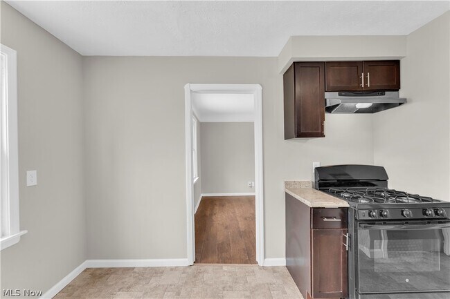 Building Photo - 8008 Pelham Dr