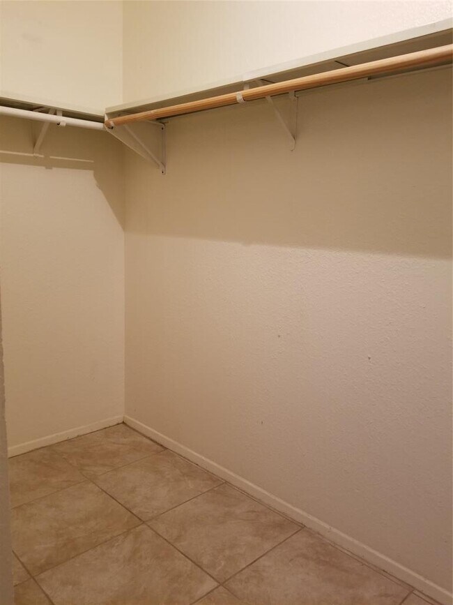 Building Photo - 740 Simonetti Dr