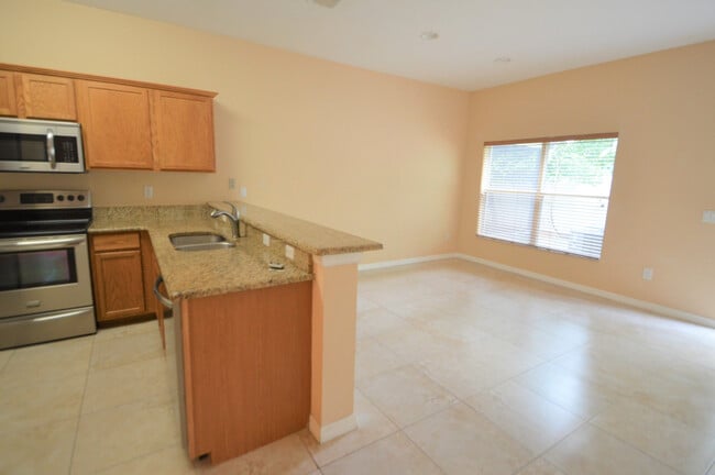 Building Photo - CASSELBERRY: Townhome in Devon Place