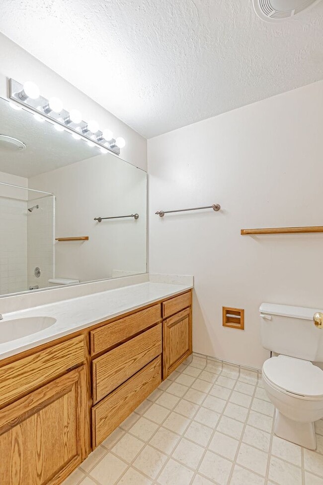 Building Photo - **Charming 3-Bed, 2.5-Bath Home in Idaho F...