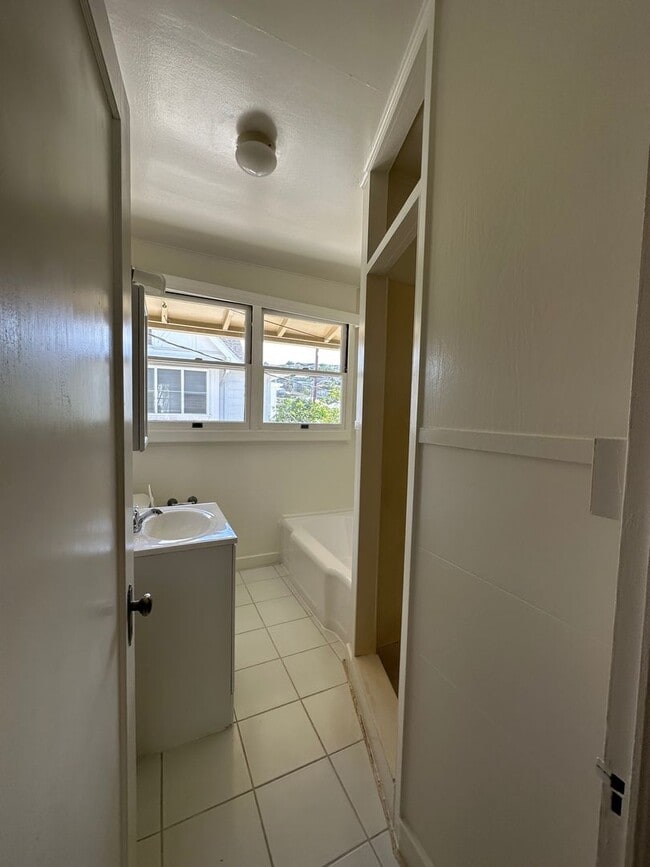 Building Photo - Spacious 2 bedrooms, 1 bath with parking
