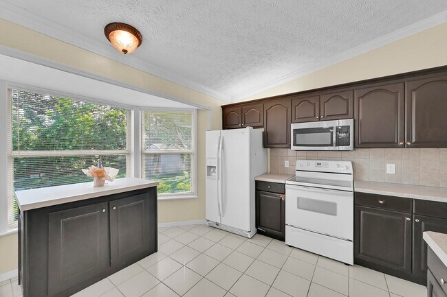 Building Photo - 462 NW Sherbrooke Ave