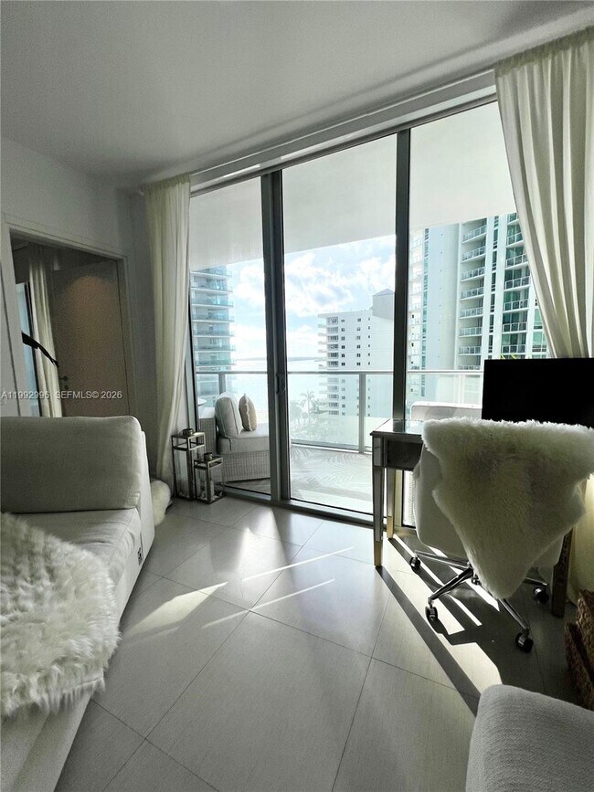 Building Photo - 1300 Brickell Bay Dr