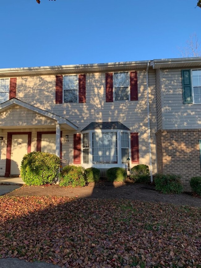 Building Photo - 840 Patrick Henry Dr