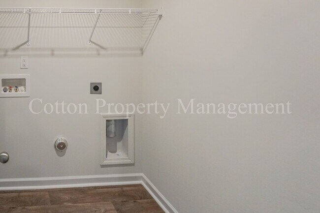 Building Photo - 602 Draymore Dr NE