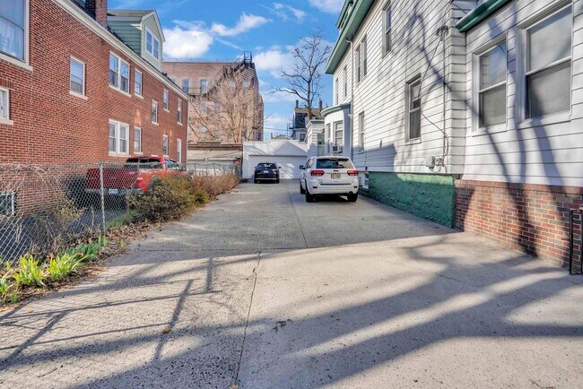 Building Photo - 25 Reservoir Ave