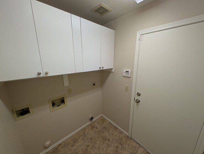 Building Photo - 3 Bedroom Plus an Office Home in the Candlewood Community Near S Cooper Rd and W Warner Rd!