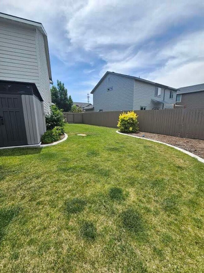 Building Photo - Ready now this beautiful 3 Bedroom Upscale...