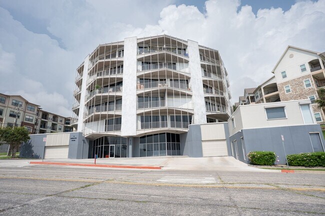 Building Photo - 823 S Water St