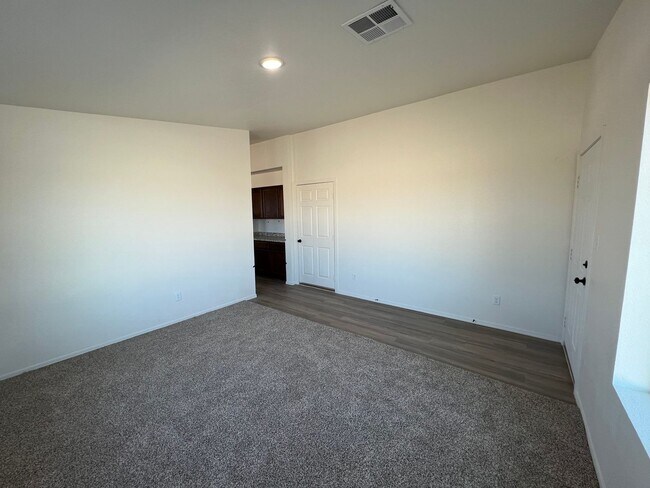 Building Photo - 4 BEDROOM HOME!