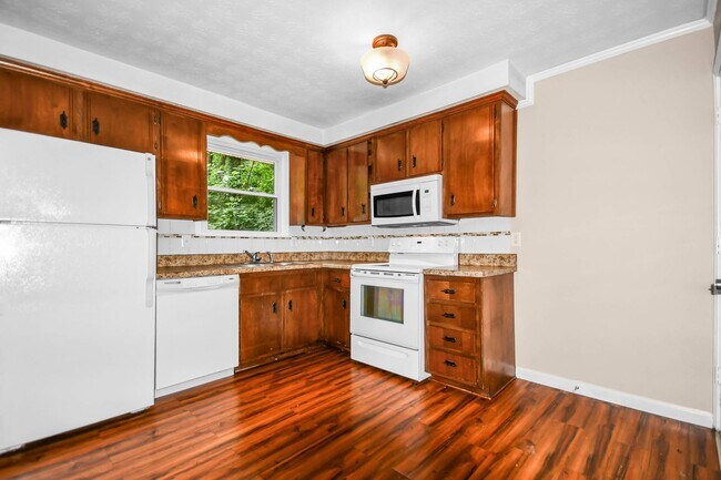 Building Photo - Three Bedroom with Basement!
