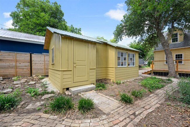 Building Photo - 2111 Kenwood Ave