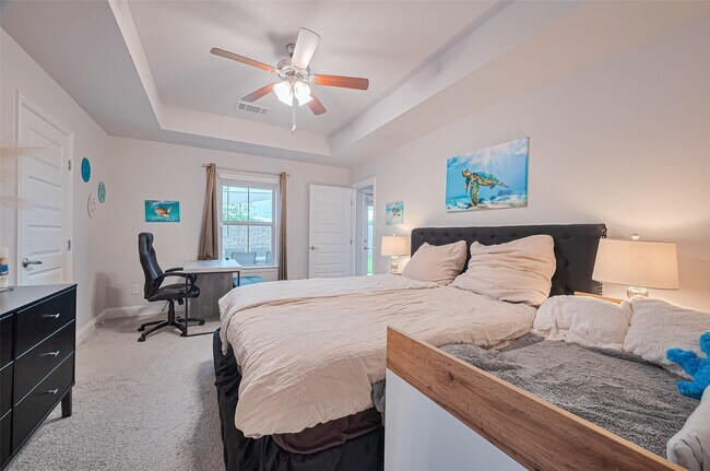 Building Photo - 2712 Golden Palms Ln