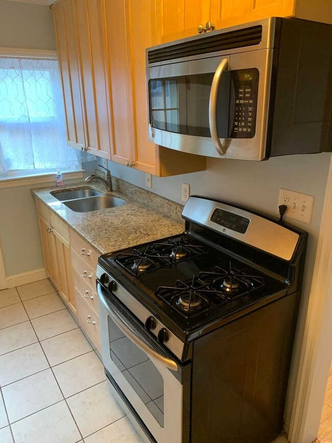 Building Photo - Charming Trolley Area Brick Townhome