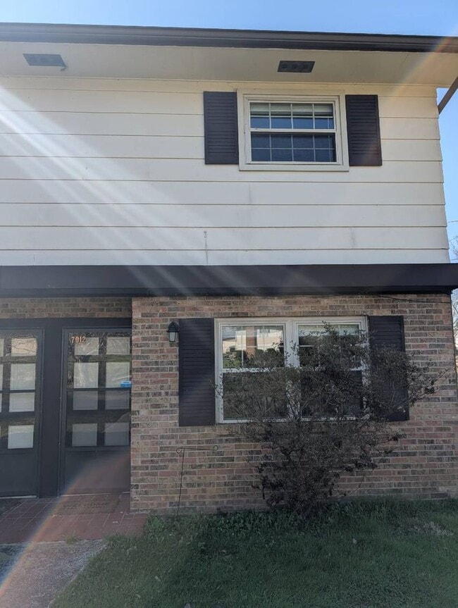 Building Photo - Spacious 2-Bedroom, 1-Bath Apartment Near Karns – Quiet Living with a Large Yard
