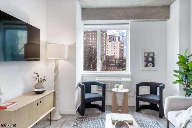 Building Photo - 10 Commerce Ct