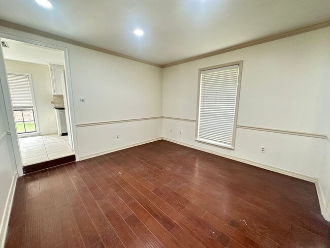 Building Photo - UPDATED IN TOWN SOUTH-LARGE 4/3 BRICK HOME-VERY NICE