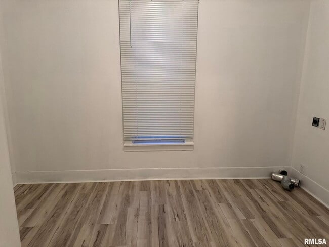 Building Photo - 105 6th Ave