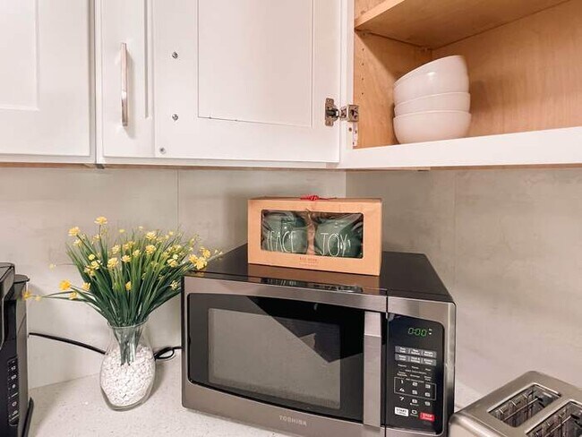 Building Photo - Modern Retreat with Spacious Yard & Cozy Interiors