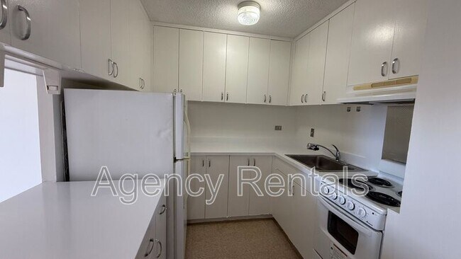 Building Photo - 1125 Young St