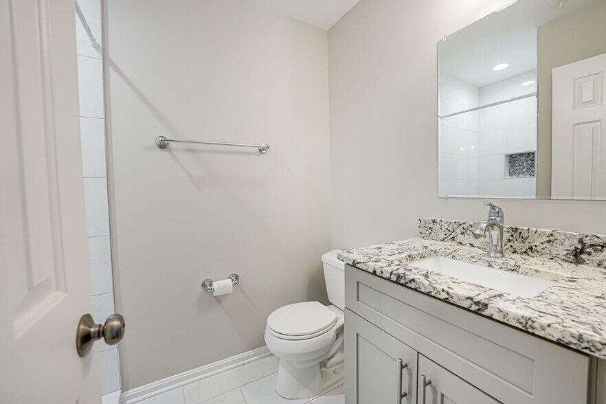 Building Photo - 2815 Lee Oaks Ct