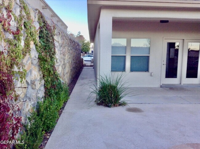 Building Photo - 6625 Cabana Del Sol Dr