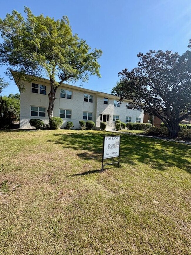 Building Photo - Renovated Three Bedrooms Condo in South Windermere- 6 mins from MUSC!