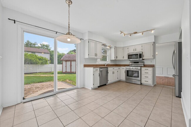 Building Photo - 2158 Countryside Cir