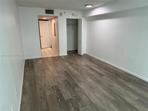 Building Photo - 1200 Brickell Bay Dr