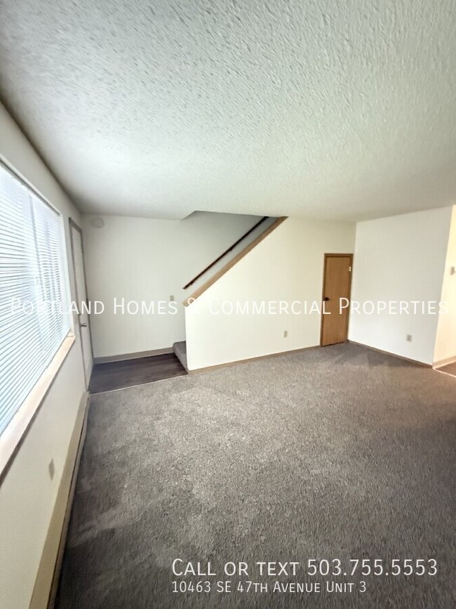 Building Photo - Milwaukie Triplex - 2 Bedroom