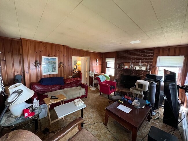Building Photo - Adorable 2bdrm/1bth Ranch Style Home Conve...