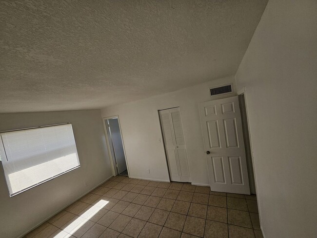 Building Photo - One bedroom one bath