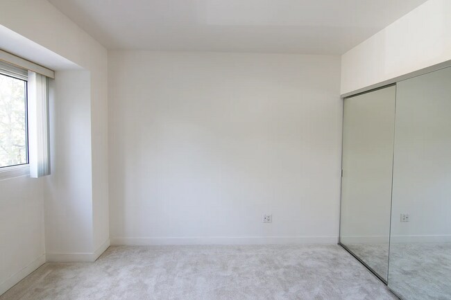 Building Photo - Stylish 1-Bedroom, 1-Bathroom Apartment in...
