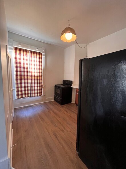 Building Photo - 300 S Washington St